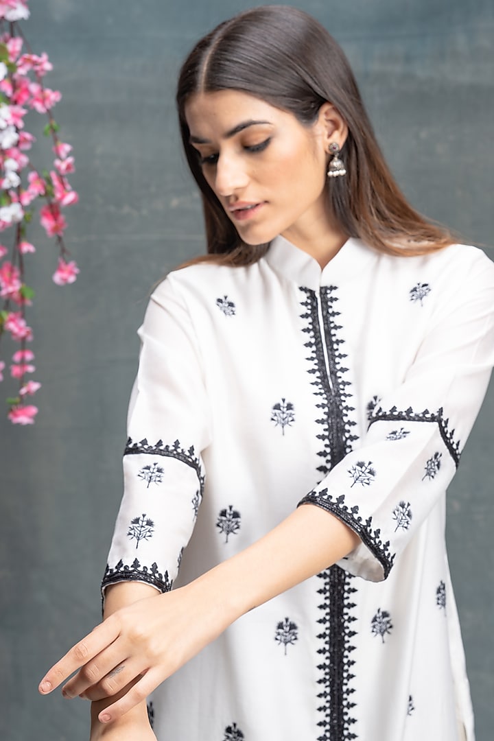 Ivory & Black Chanderi & Cotton Silk Embroidered Kurta Set by Sanjev Marwaaha at Pernia's Pop Up Shop