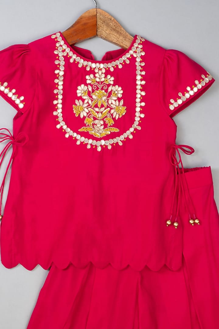 Pink Silk Knot Embroidered Kurta Set For Girls by Li'l Angels at Pernia's Pop Up Shop