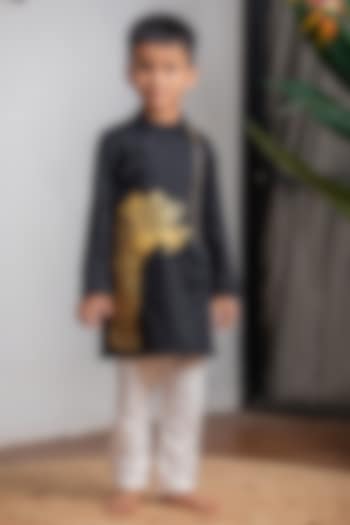 Black Giza Cotton Hand Painted Kurta Set For Boys by Li'l Angels at Pernia's Pop Up Shop