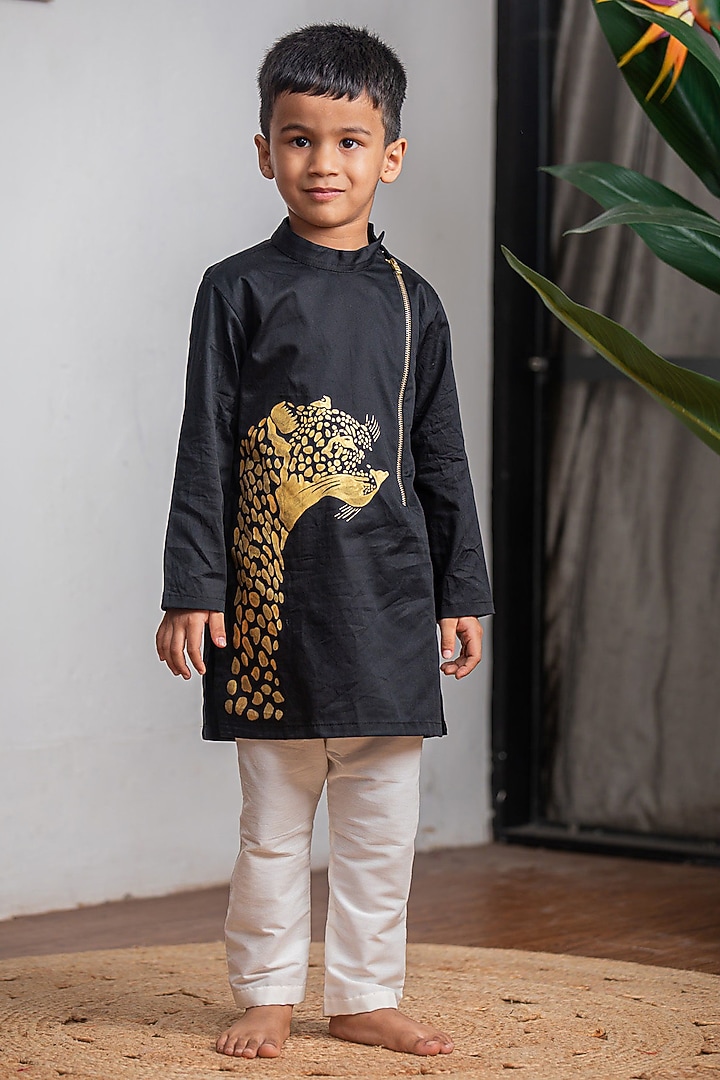 Black Giza Cotton Hand Painted Kurta Set For Boys by Li'l Angels at Pernia's Pop Up Shop