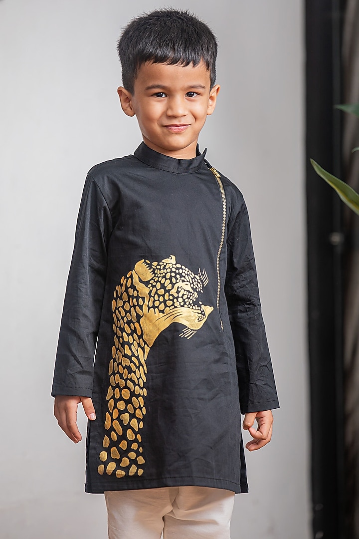 Black Giza Cotton Hand Painted Kurta Set For Boys by Li'l Angels at Pernia's Pop Up Shop