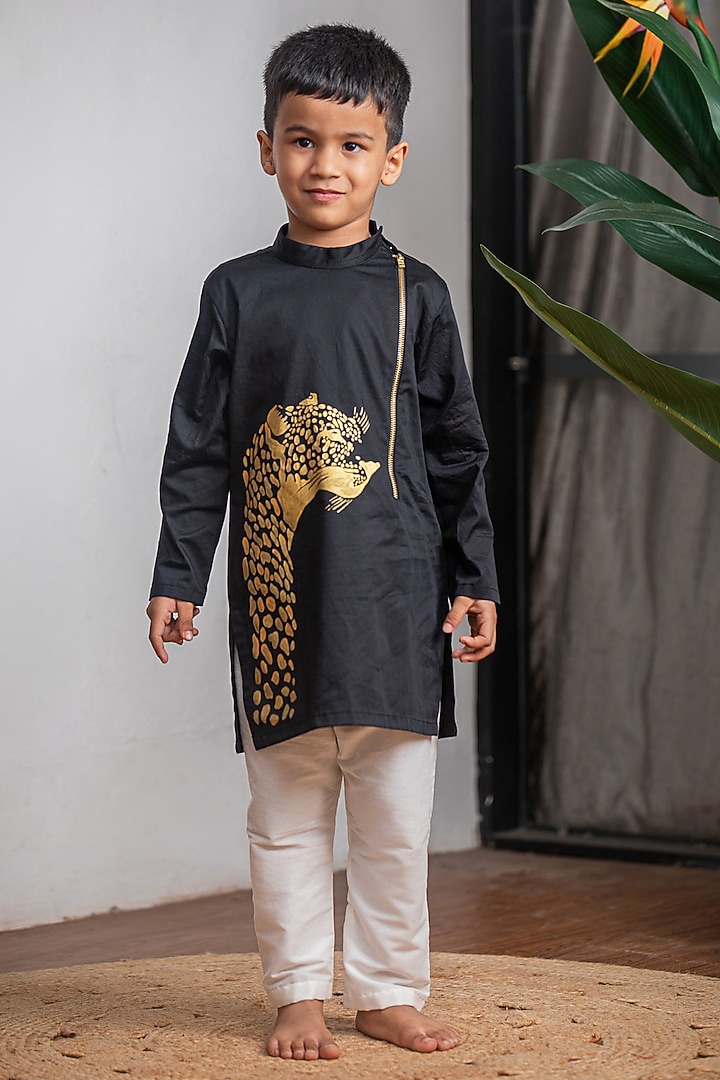 Black Giza Cotton Hand Painted Kurta Set For Boys by Li'l Angels at Pernia's Pop Up Shop