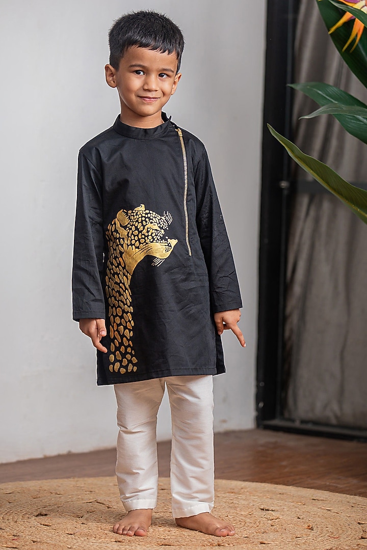 Black Giza Cotton Hand Painted Kurta Set For Boys by Li'l Angels at Pernia's Pop Up Shop
