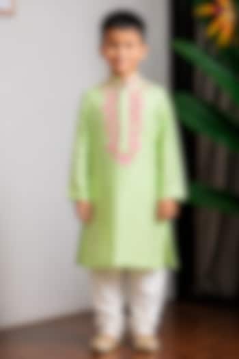 Green Muslin Cotton Thread Embroidered Kurta Set For Boys by Li'l Angels at Pernia's Pop Up Shop