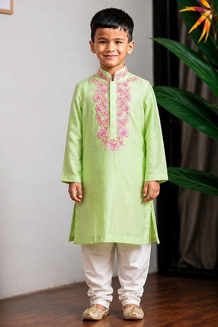 Green Muslin Cotton Thread Embroidered Kurta Set For Boys by Li'l Angels at Pernia's Pop Up Shop
