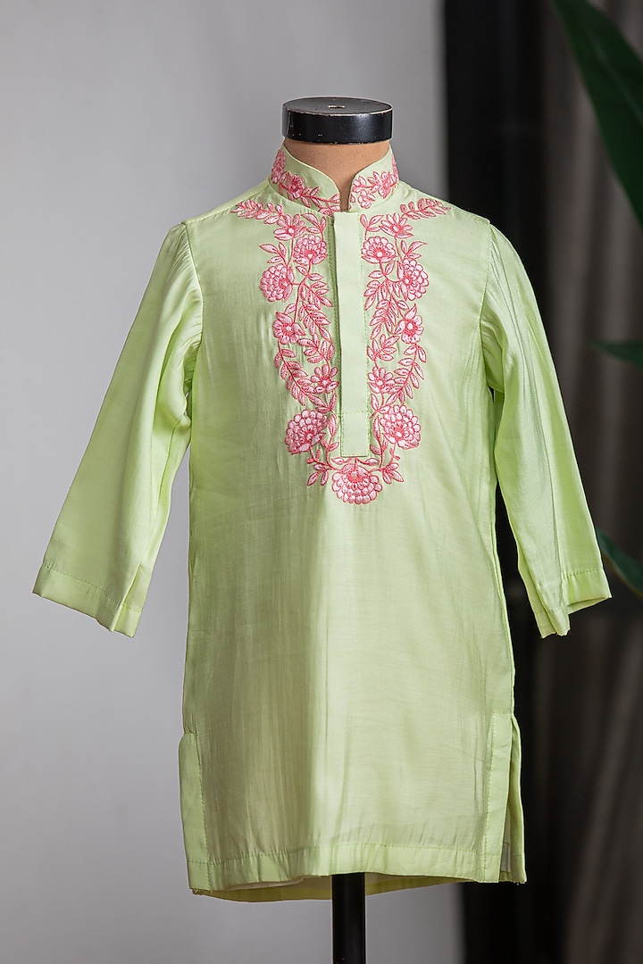 Green Muslin Cotton Thread Embroidered Kurta Set For Boys by Li'l Angels at Pernia's Pop Up Shop