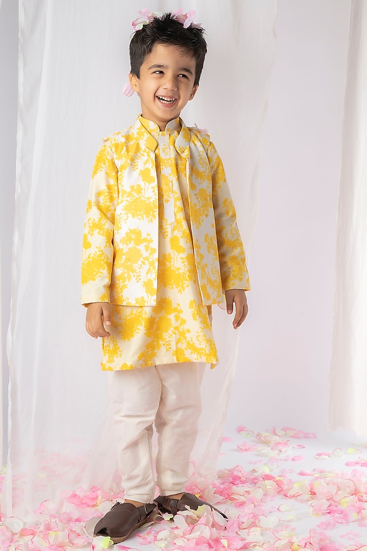 Yellow & White Printed Bundi Jacket With Kurta Set For Boys by Li'l Angels