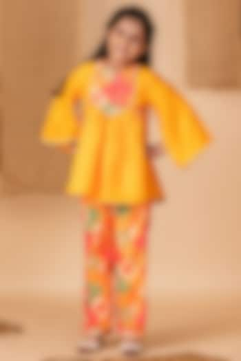 Yellow Muslin Floral Printed Kurta Set For girls by Li'l Angels at Pernia's Pop Up Shop