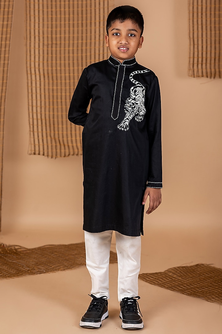 Black Giza Cotton Embroidered Kurta Set For Boys by Li'l Angels at Pernia's Pop Up Shop