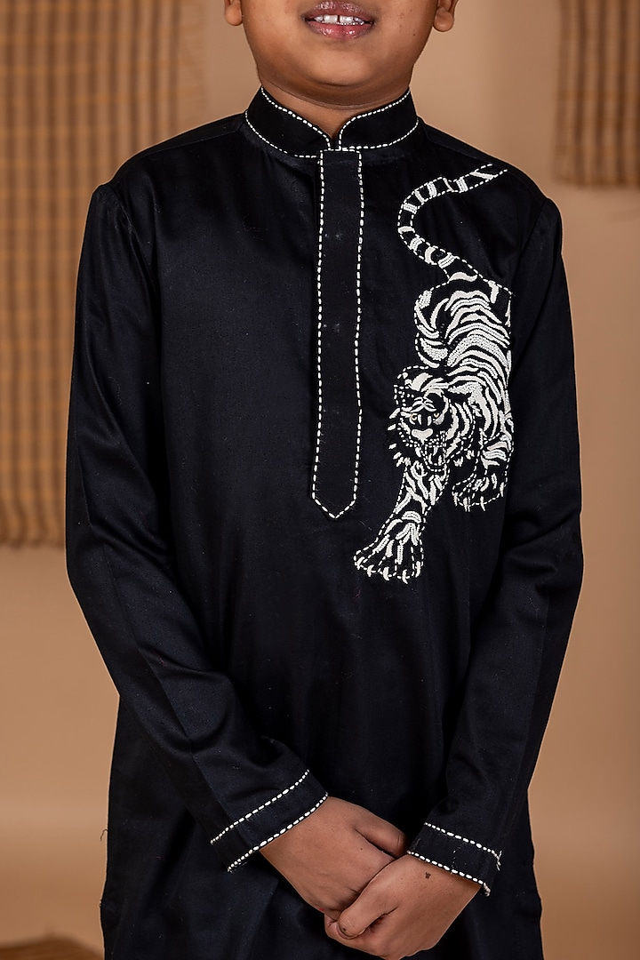 Black Giza Cotton Embroidered Kurta Set For Boys by Li'l Angels at Pernia's Pop Up Shop