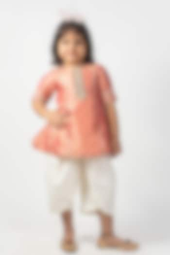 Peach Taffeta & Cotton Kurta Set Girls by Lilglam at Pernia's Pop Up Shop