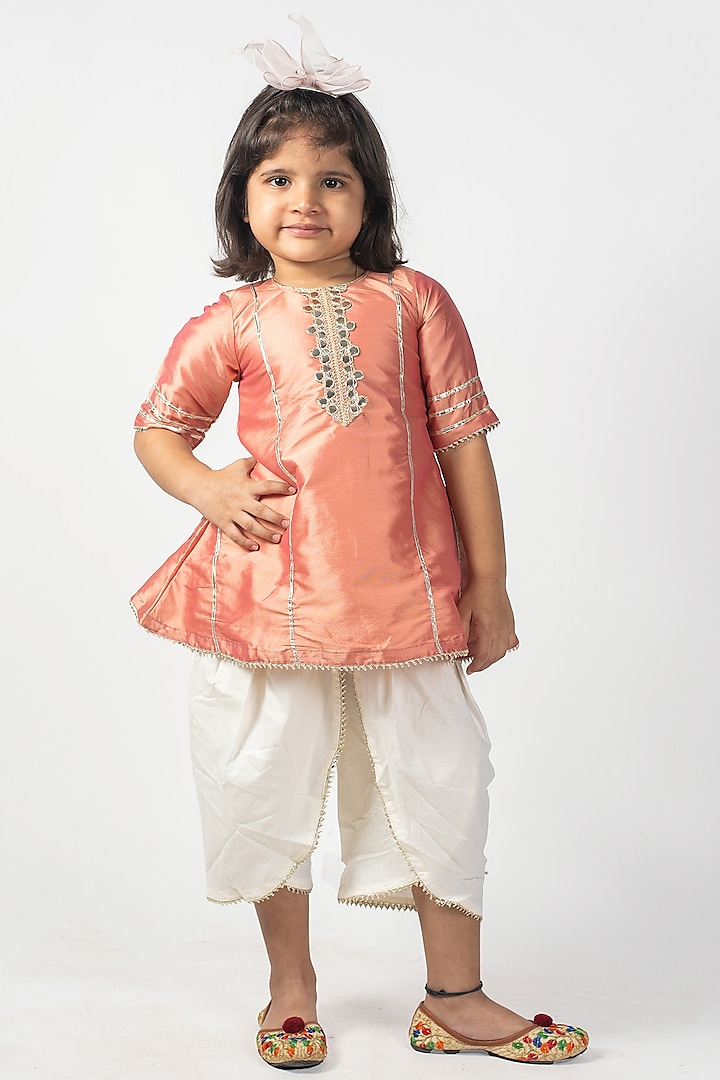 Peach Taffeta & Cotton Kurta Set Girls by Lilglam at Pernia's Pop Up Shop