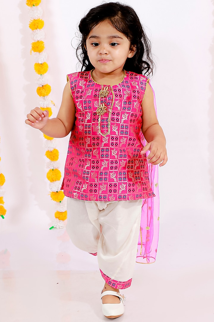 Fuchsia Blended Cotton Kurta Set For Girls by Little Bansi