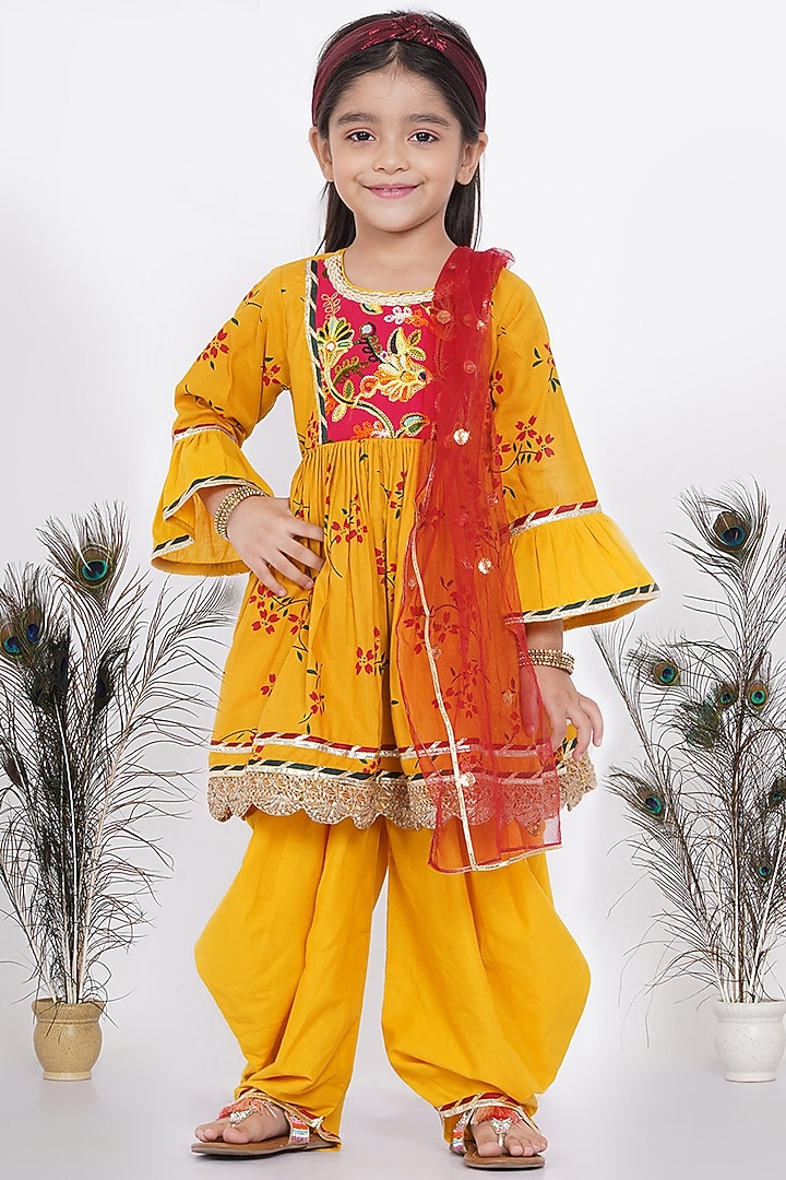 Yellow Embroidered Kurta Set For Girls by Little Bansi at Pernia's Pop Up Shop