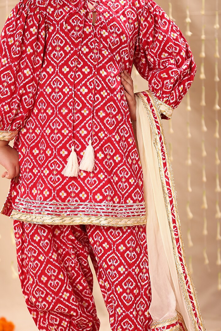 Red Cotton Ikat Printed & Gota Embroidered Kurta Set For Girls by LittleCheer at Pernia's Pop Up Shop