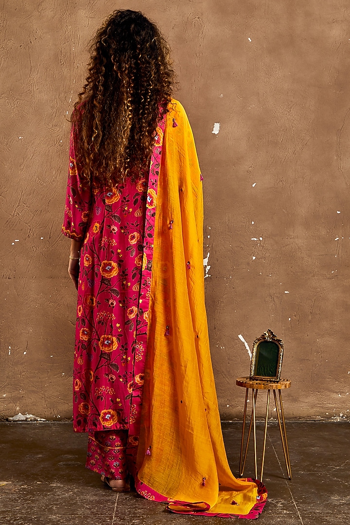 Pink Cotton Silk Floral Printed Kurta Set by Label Kinjal Modi at Pernia's Pop Up Shop