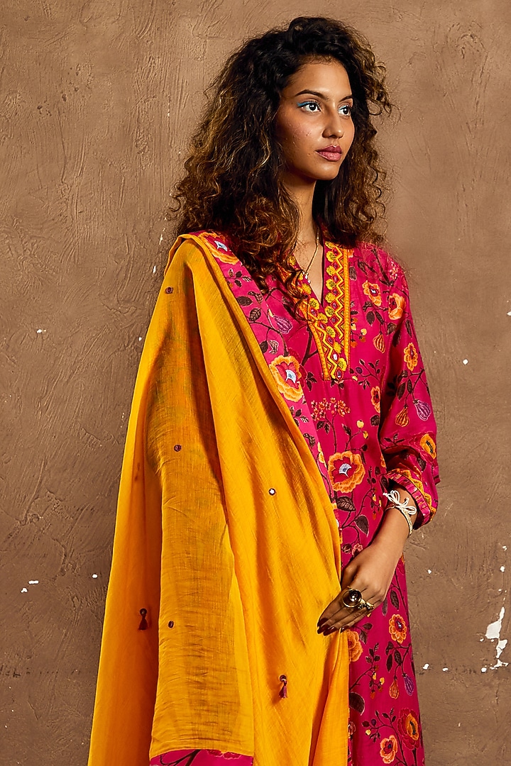 Pink Cotton Silk Floral Printed Kurta Set by Label Kinjal Modi at Pernia's Pop Up Shop