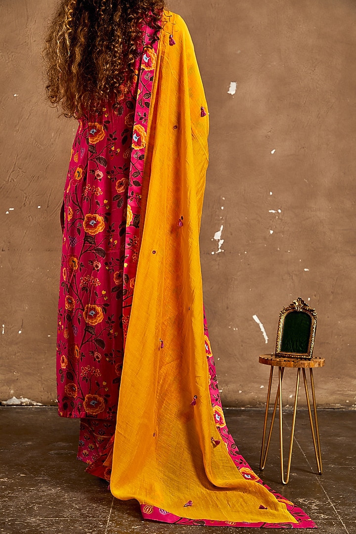 Pink Cotton Silk Floral Printed Kurta Set by Label Kinjal Modi at Pernia's Pop Up Shop