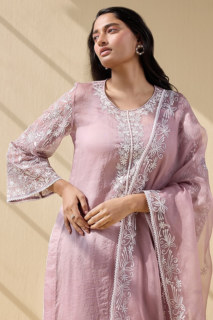 Lavender Organza Thread Embroidered Kurta Set by Label Meesa at Pernia's Pop Up Shop