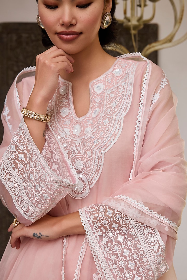 Pink Organza Thread Embroidered Kurta Set by Label Meesa at Pernia's Pop Up Shop