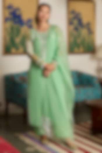 Green Organza Thread Embroidered Kurta Set by Label Meesa at Pernia's Pop Up Shop