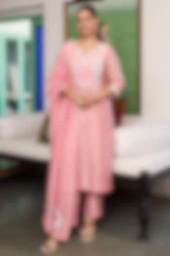 Pink Chanderi Silk Thread Embroidered Kurta Set by Label Meesa at Pernia's Pop Up Shop