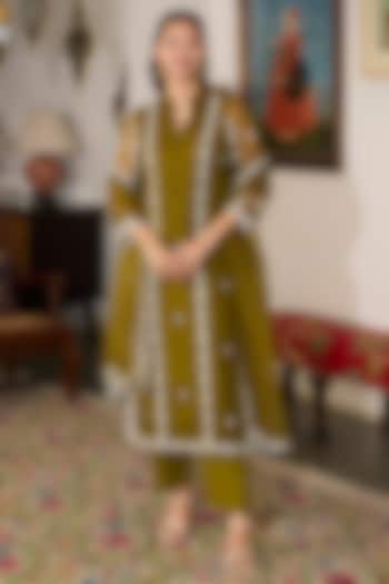 Olive Green Organza Thread Embroidered Kurta Set by Label Meesa at Pernia's Pop Up Shop