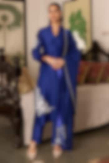Blue Chanderi Silk Thread Embroidered Kurta Set by Label Meesa at Pernia's Pop Up Shop