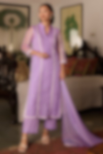 Lavender Organza Thread Embroidered Kurta Set by Label Meesa at Pernia's Pop Up Shop