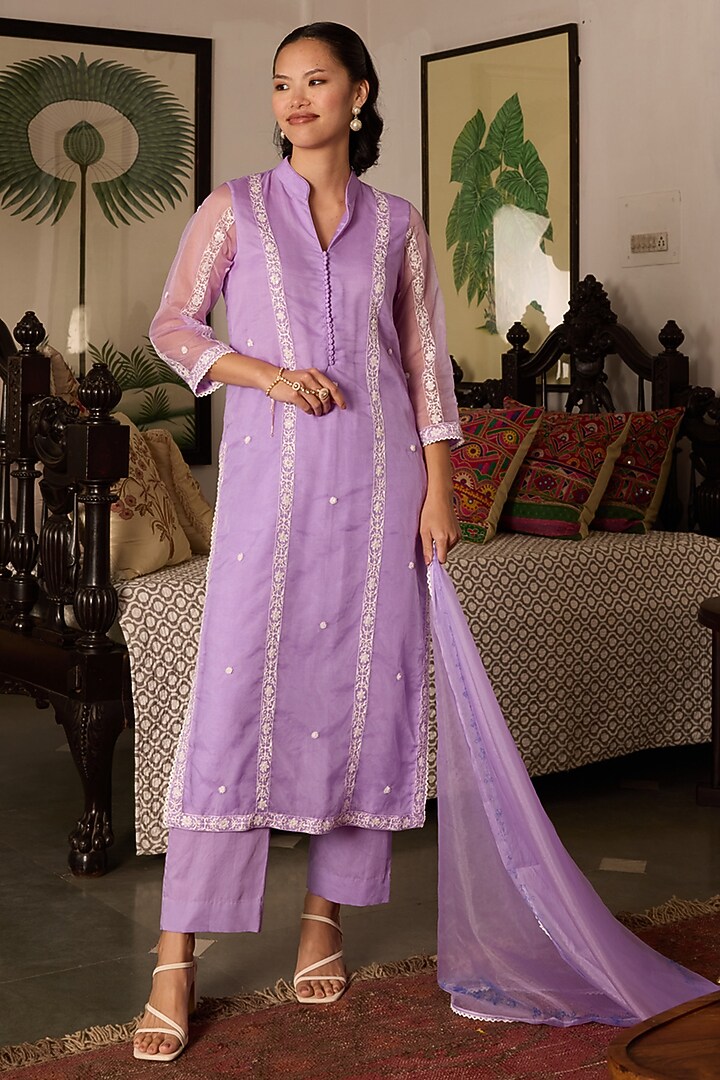 Lavender Organza Thread Embroidered Kurta Set by Label Meesa at Pernia's Pop Up Shop