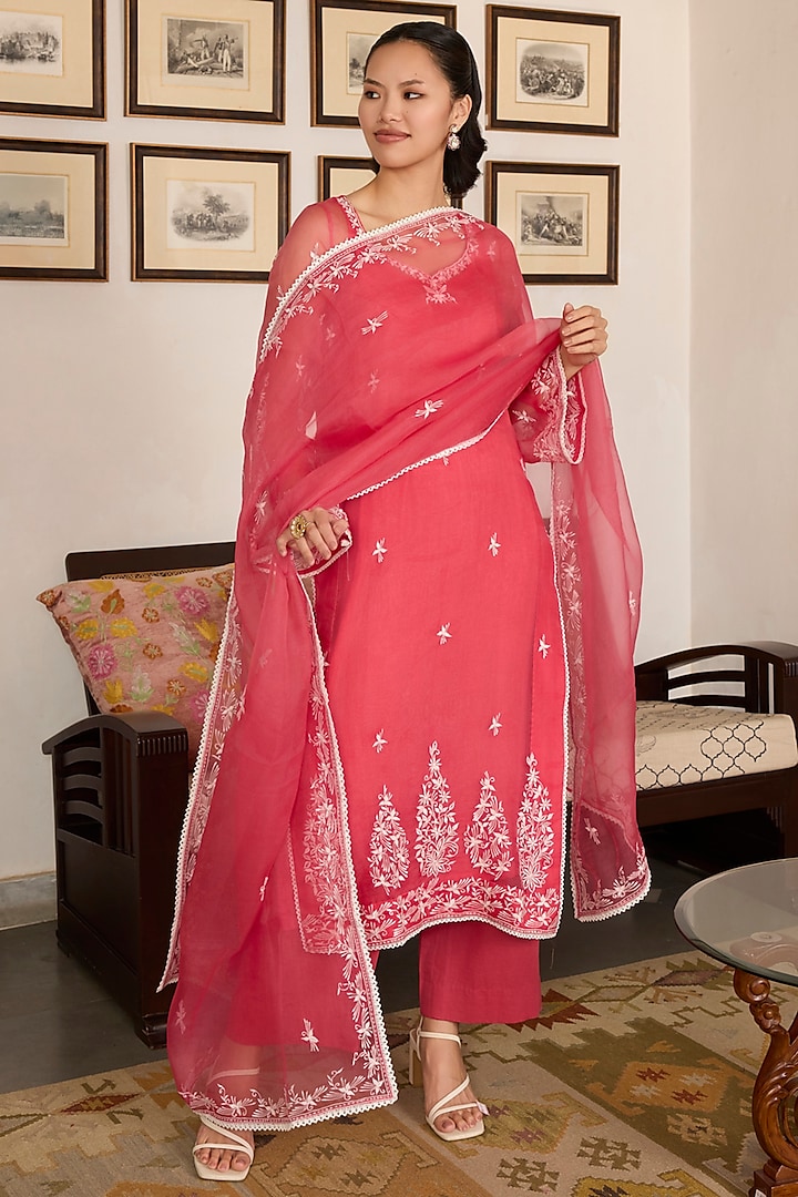 Pink Organza Thread Embroidered Kurta Set by Label Meesa at Pernia's Pop Up Shop