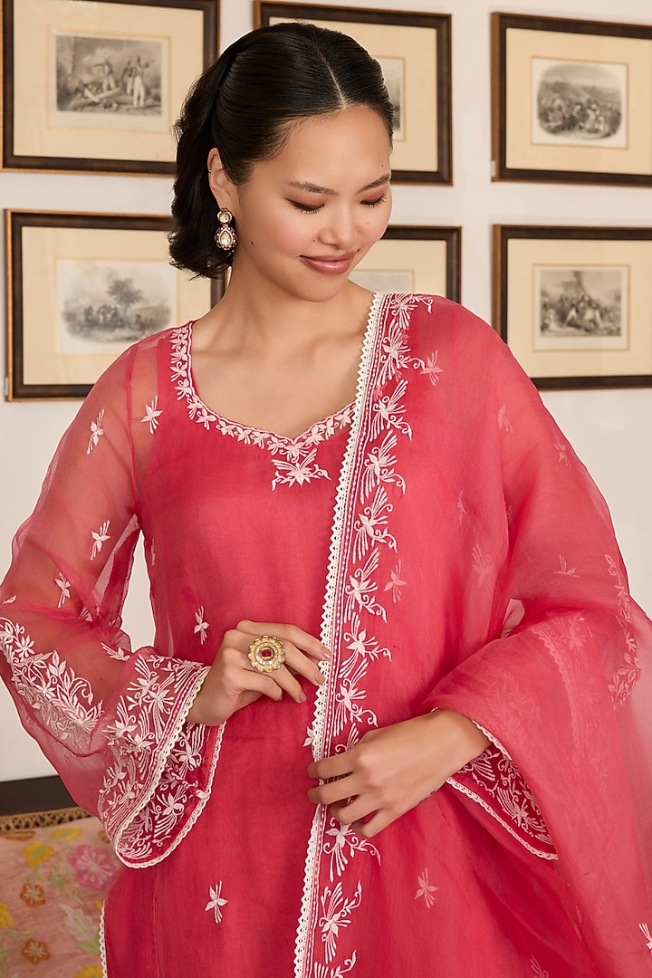 Pink Organza Thread Embroidered Kurta Set by Label Meesa at Pernia's Pop Up Shop