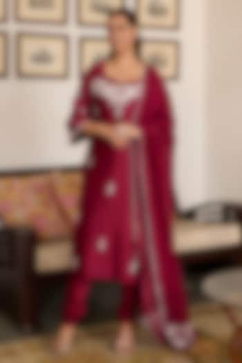 Maroon Chanderi Silk Thread Embroidered Kurta Set by Label Meesa at Pernia's Pop Up Shop