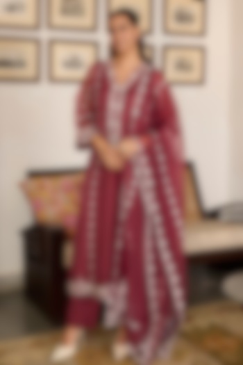 Brown Organza Thread Embroidered Kurta Set by Label Meesa at Pernia's Pop Up Shop