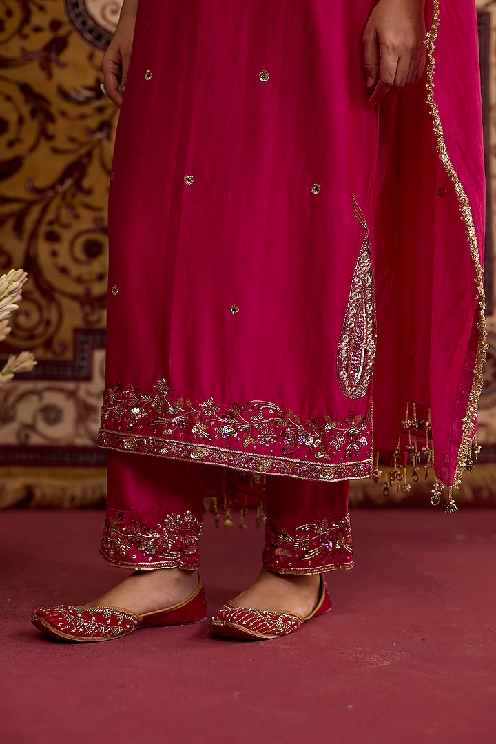 Pink Chanderi Silk Hand Embroidered Kurta Set by Label Meesa at Pernia's Pop Up Shop