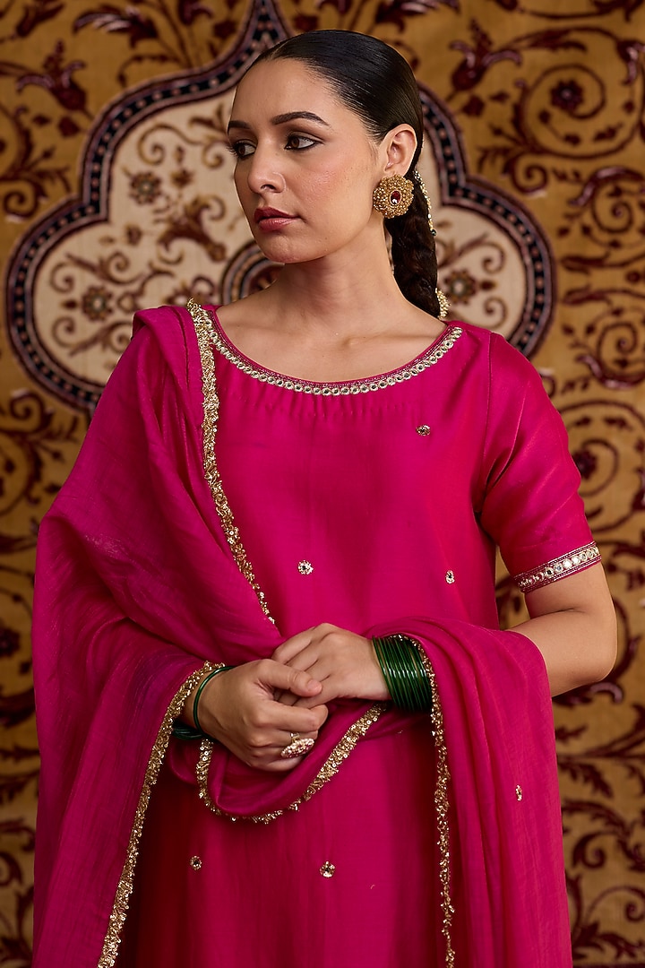Pink Chanderi Silk Hand Embroidered Kurta Set by Label Meesa at Pernia's Pop Up Shop