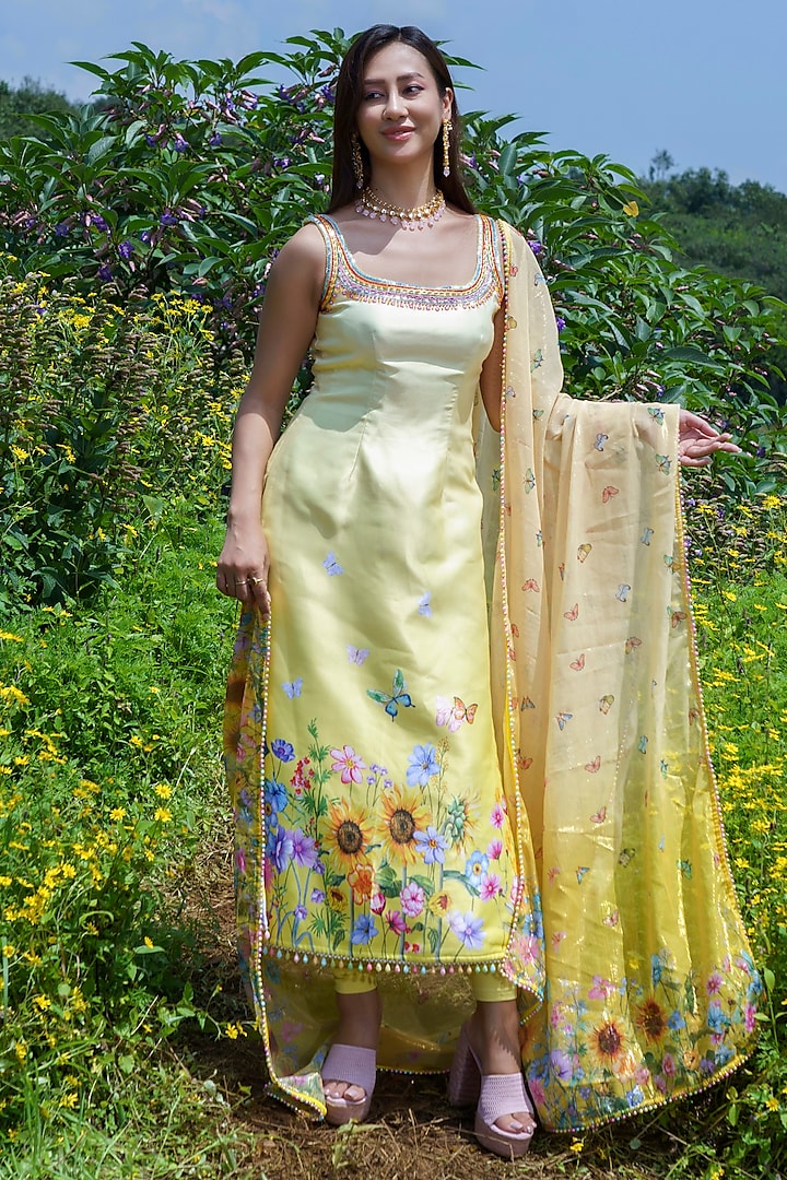 Yellow Double Satin Floral Hand Embroidered Kurta Set by LABEL PRIYANKA KAR at Pernia's Pop Up Shop