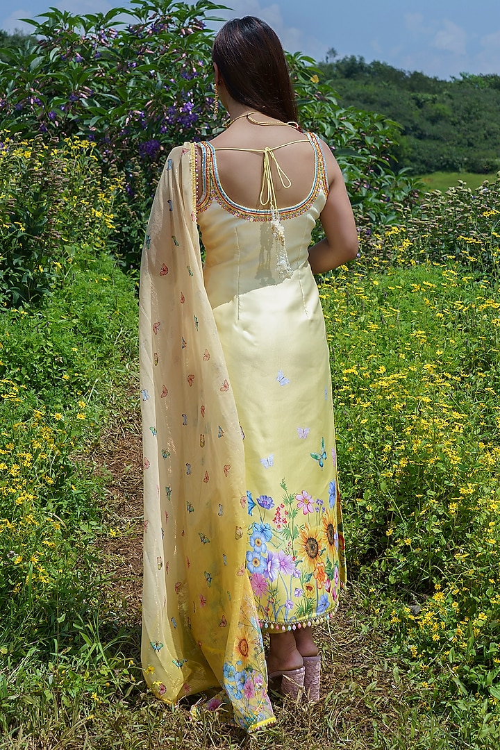 Yellow Double Satin Floral Hand Embroidered Kurta Set by LABEL PRIYANKA KAR at Pernia's Pop Up Shop
