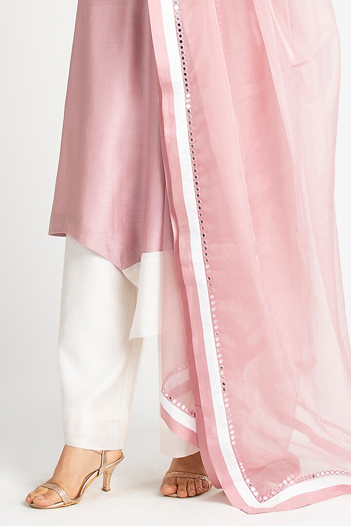 Old Rose Chanderi Kurta Set by Luxuries of Kashmir at Pernia's Pop Up Shop