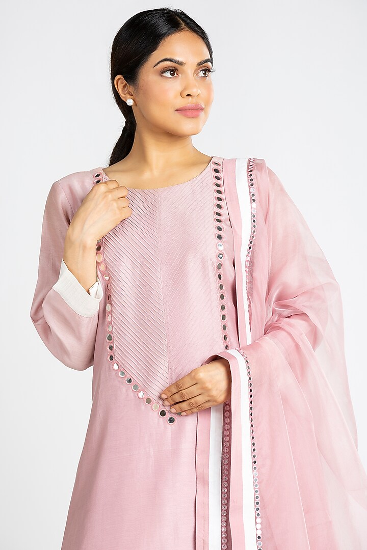 Old Rose Chanderi Kurta Set by Luxuries of Kashmir at Pernia's Pop Up Shop