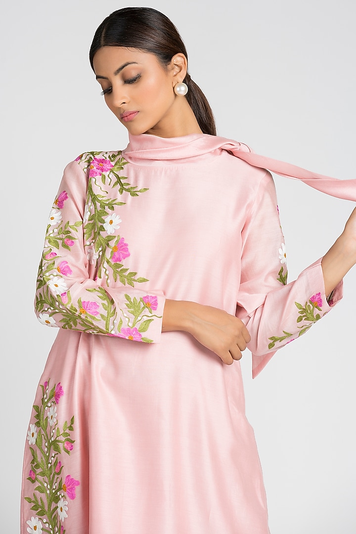 Baby Pink Embroidered Kurta Set by Luxuries of Kashmir at Pernia's Pop Up Shop