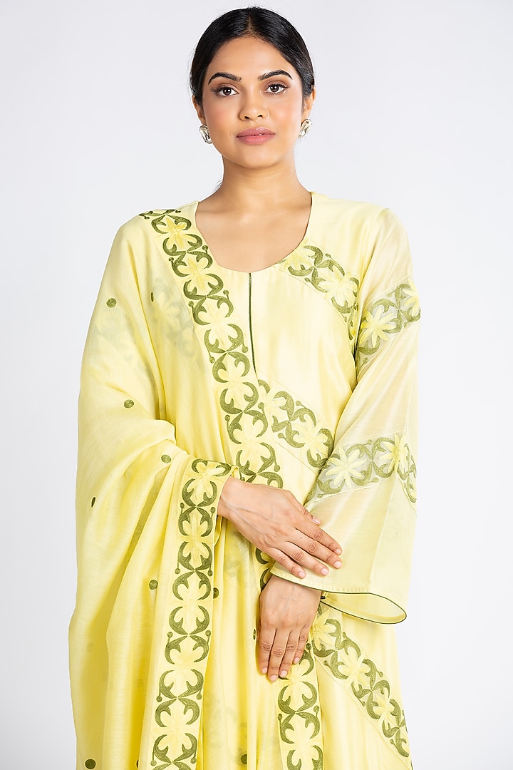 Yellow Embroidered Kurta Set by Luxuries of Kashmir at Pernia's Pop Up Shop