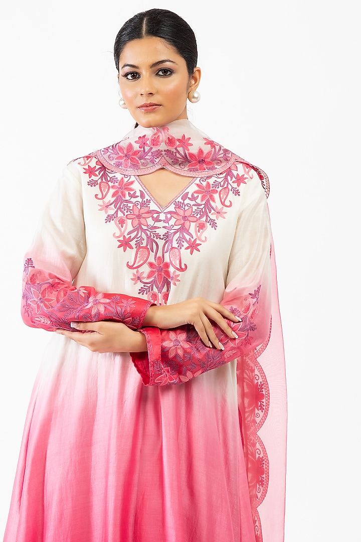 Pink & White Embroidered Kurta Set by Luxuries of Kashmir at Pernia's Pop Up Shop