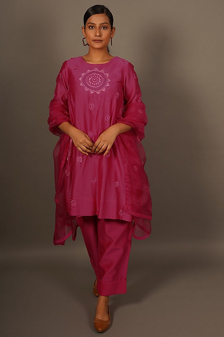Fuchsia Silk Chanderi Hand Embroidered Kurta Set by LABEL VIDHI ANEJA at Pernia's Pop Up Shop