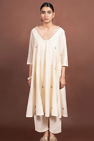 Ivory Silk Chanderi Hand Embroidered Kurta Set by LABEL VIDHI ANEJA