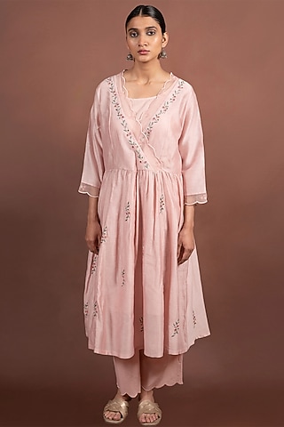 Peach Silk Chanderi Hand Embroidered Kurta Set by LABEL VIDHI ANEJA