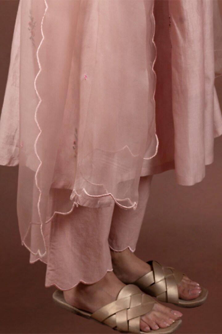 Peach Silk Chanderi Hand Embroidered Kurta Set by LABEL VIDHI ANEJA at Pernia's Pop Up Shop