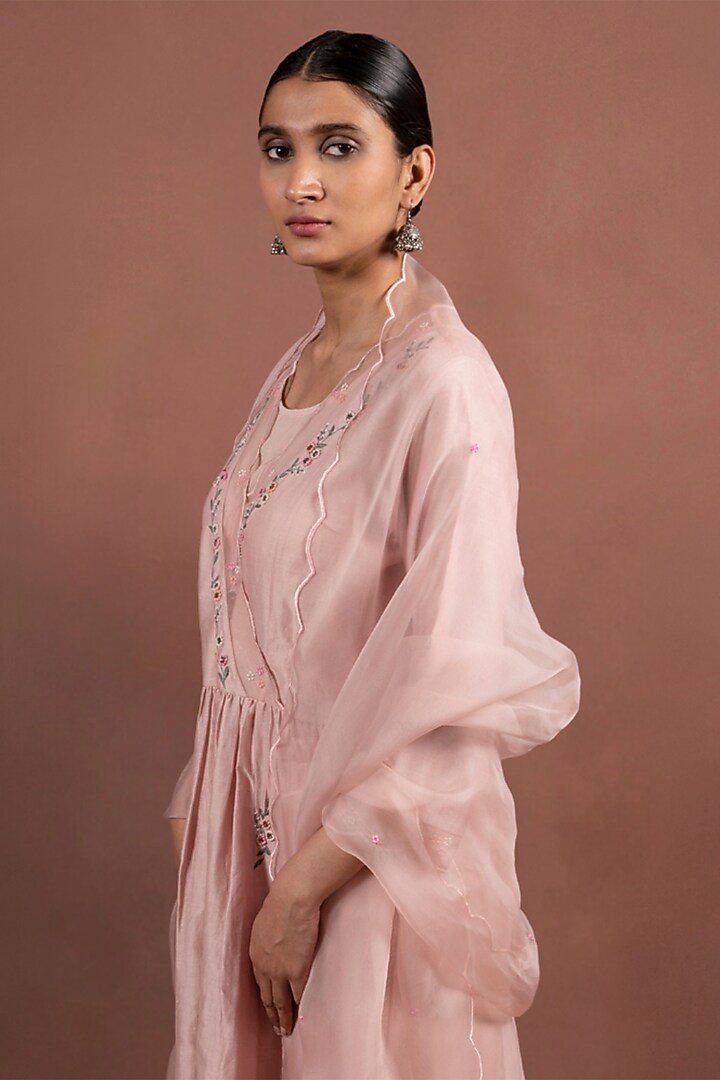 Peach Silk Chanderi Hand Embroidered Kurta Set by LABEL VIDHI ANEJA at Pernia's Pop Up Shop