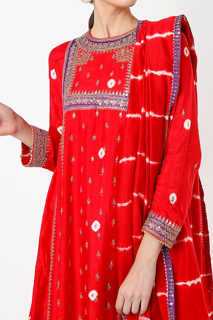 Red Zardosi Embroidered Kurta Set by Mahi Calcutta at Pernia's Pop Up Shop