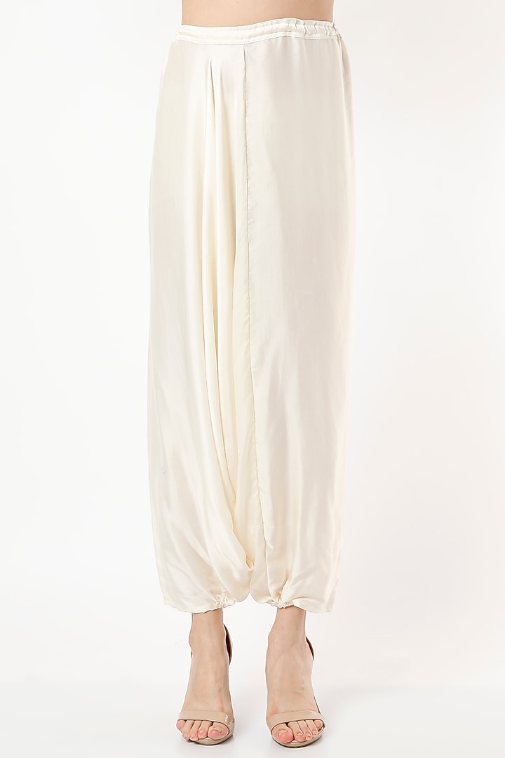 Red Hand Tie-Dyed Cape Set by Mahi Calcutta at Pernia's Pop Up Shop